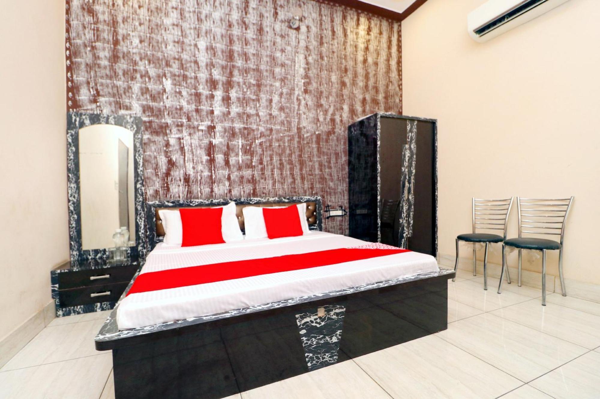 OYO 43293 Hotel Pushp Vatika Bhiwani Exterior foto
